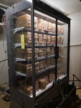 Display cabinet with thermal storage unit